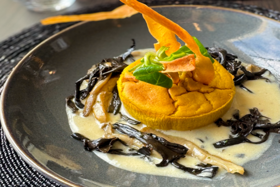 Flan de butternut, sauce duxelle, chips de panais - ©Magnus La Table