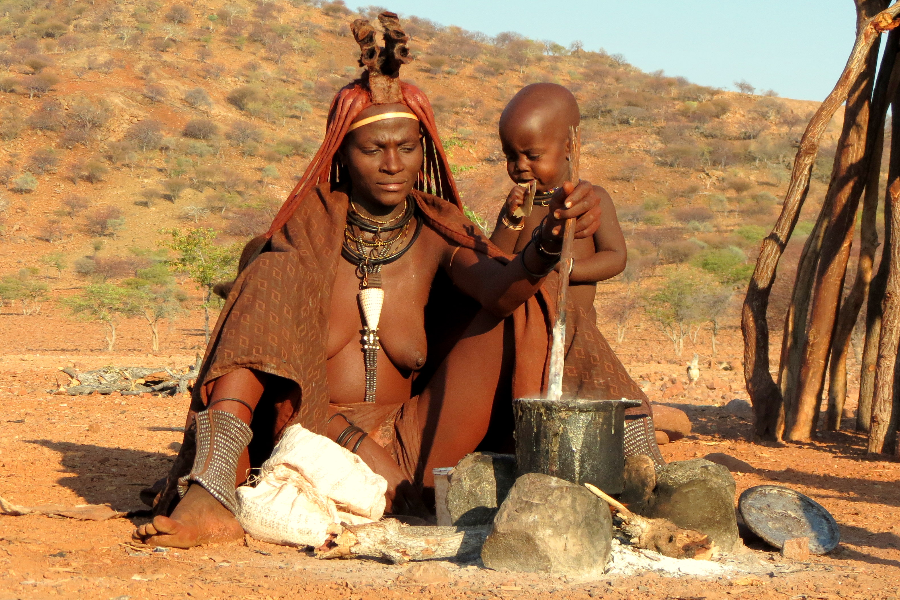 Himba woman & child - ©Taedza Mtambanengwe