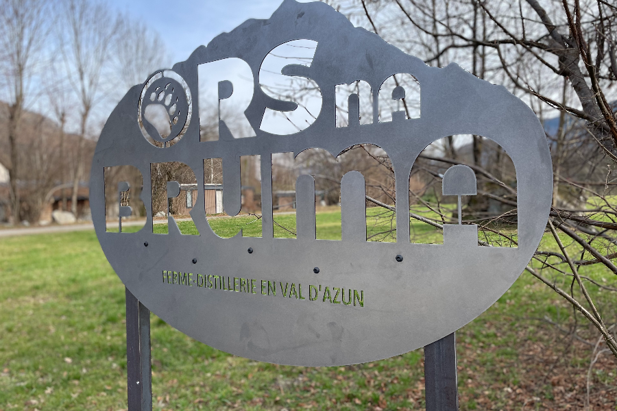 Panneau Ors na Bruma à l'entrée de la ferme - ©sydelord