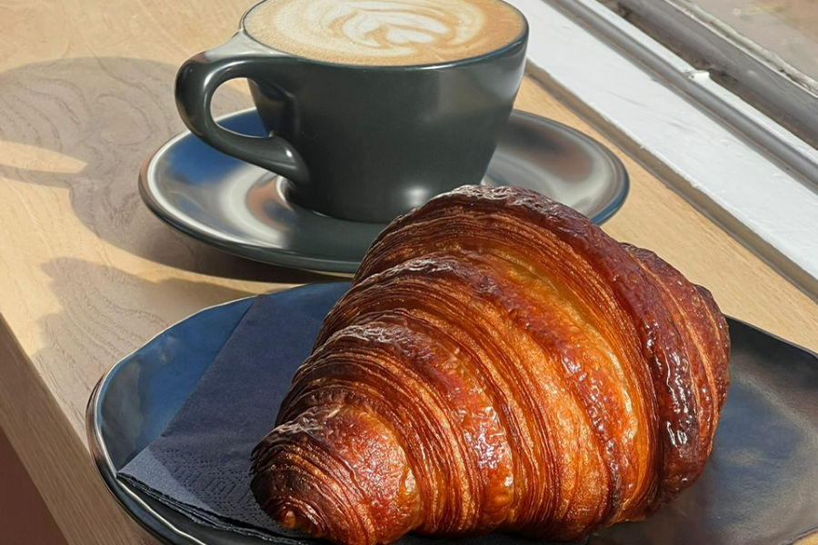 Croissant et cappuccino