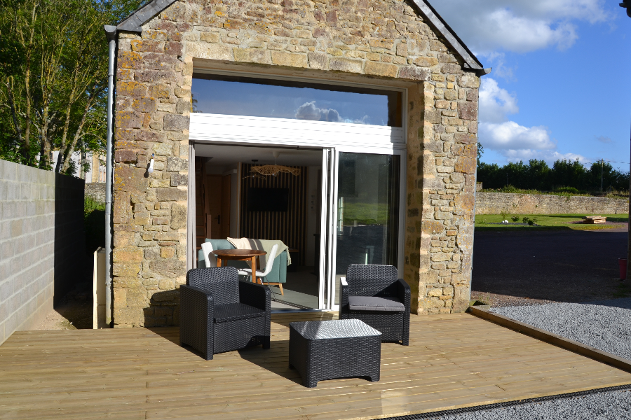 Terrasse gîte 2 personnes - ©Les marais blancs côté verger