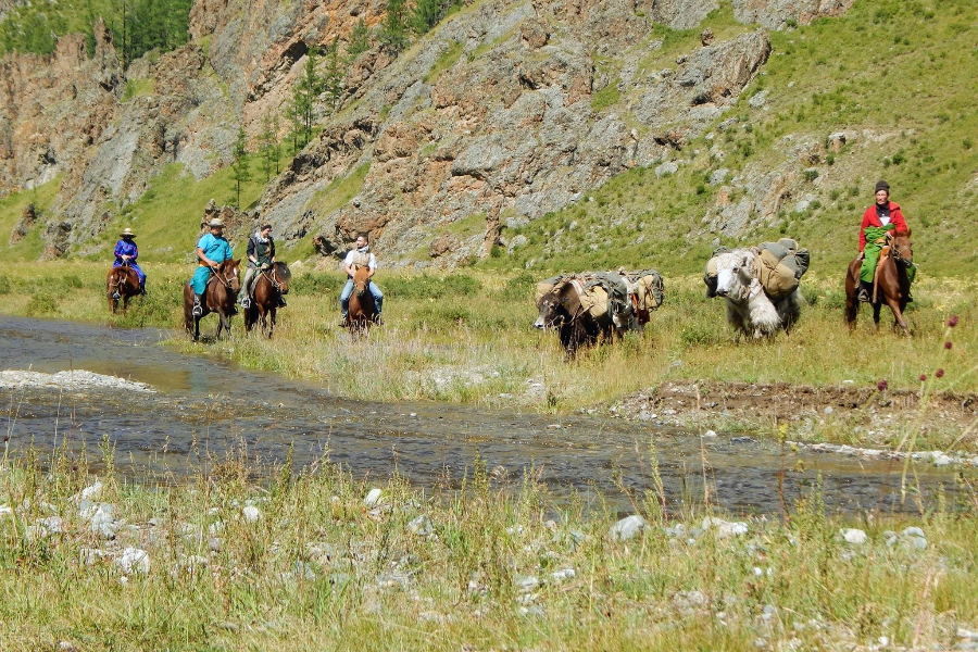 Horseback Tour around the 8 Lakes