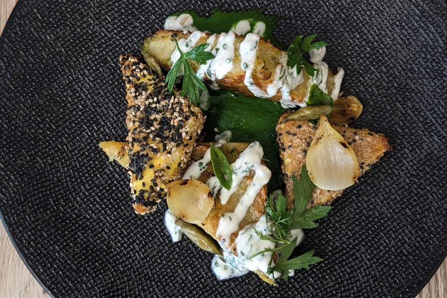 Un plat végétarien du midi : Scarpaccia de courgettes, féta panée et sauce blanche - ©Noemie Ganet