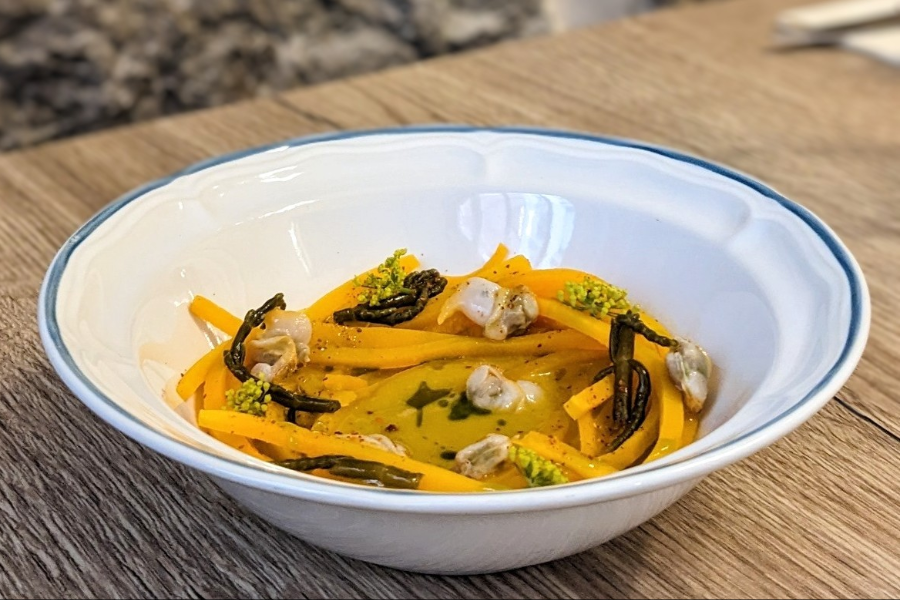 Une entrée du soir : crème de moules, spaghetti de butternut, coques et salicornes - ©Noemie Ganet