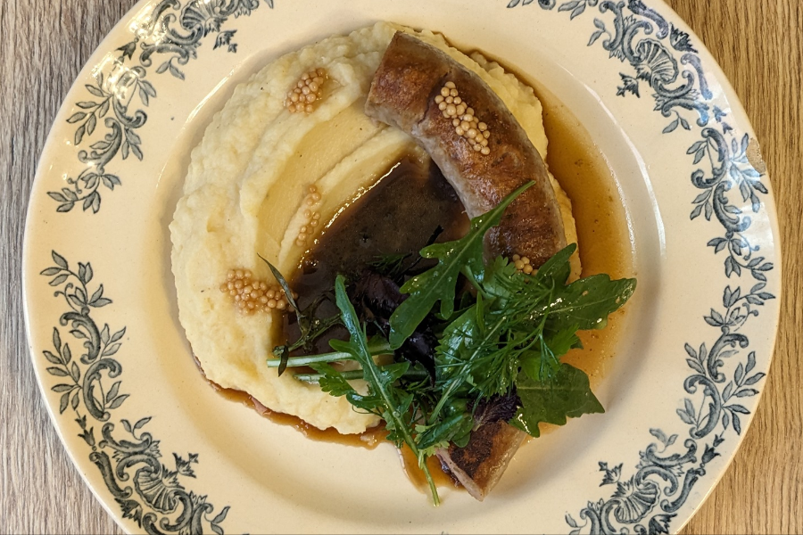 Plat réconfortant : saucisse au fenouil maison, purée de céléri jus, jus réduit - ©Noemie Ganet