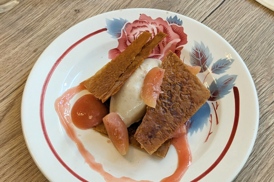 En dessert : Glace maison à l'amande, pêche et feuilleté caramélisé - ©Noemie Ganet