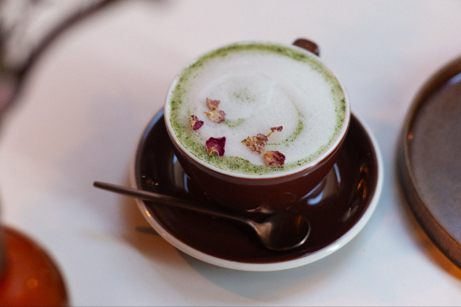 Moringa is the new matcha ! Moringa latte au lait d'avoine ou lait d'amande - ©Laura Favand