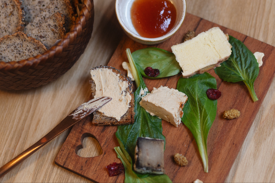 Planche de fromages végétaux (3 aux choix) accompagnés de pain sans gluten et confiture de fruit du baobab - ©Laura Favand