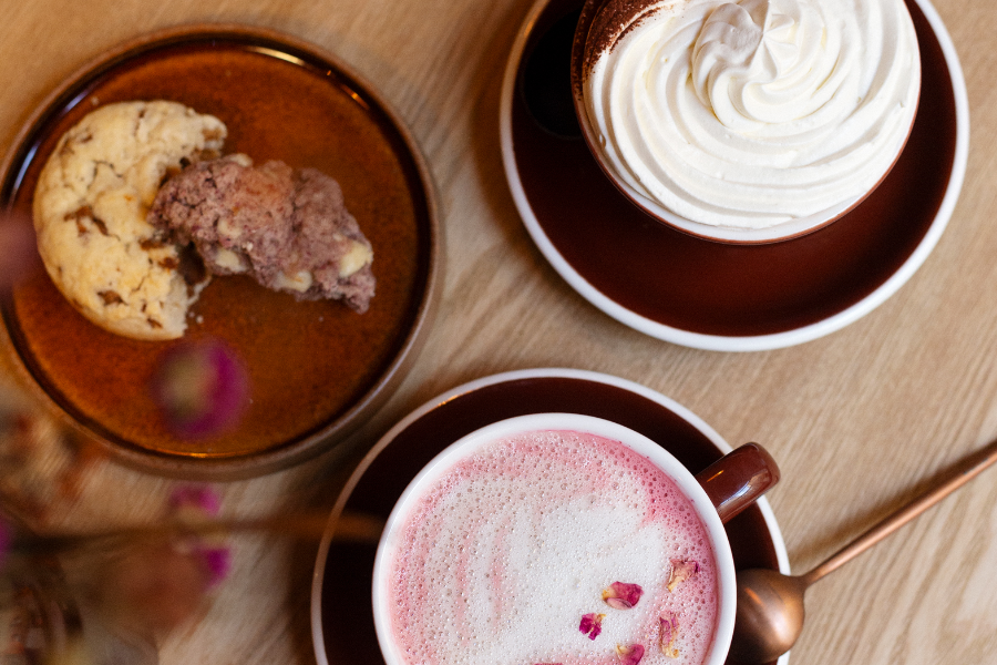 Boissons maison gourmandes & végétales ~ chocolat antillais viennois / latte hibiscus-avoine - ©Laura Favand