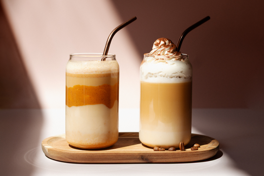 Café latte frappés au beurre de cacahuète ou façon tiramisu, lait végétal au choix