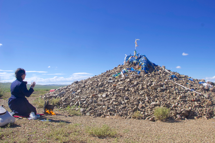 Övoo is pile of stones in the mountain passes, on the road side. This is alter for a Natural Spirit for a blessing for good journey and weather - ©Taken by Daka