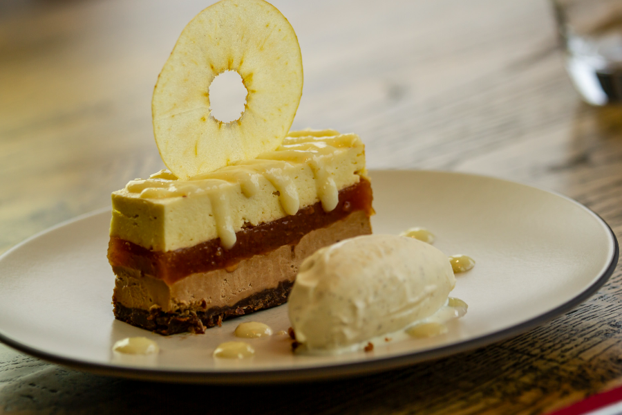 Entremet pomme et coing - ©© Pauline LEBOULANGER - L_Éclabulleuse - Photographe événementielle - Toulouse