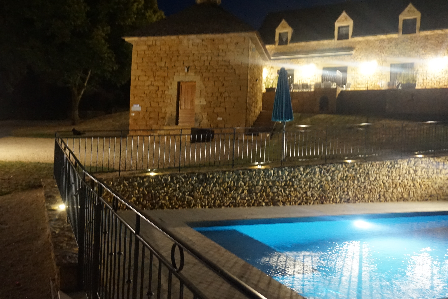 Terrasse du gîte le Pigeonnier et sa piscine - ©Les gîtes du Mouligné