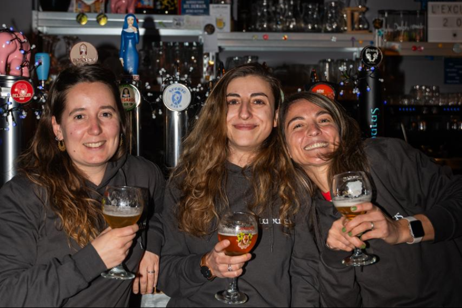 Marti et son équipe de filles à L'Excuse Bar à Bières Bagnères de Bigorre - ©L'Excuse Bar à Bières Bagnères de Bigorre