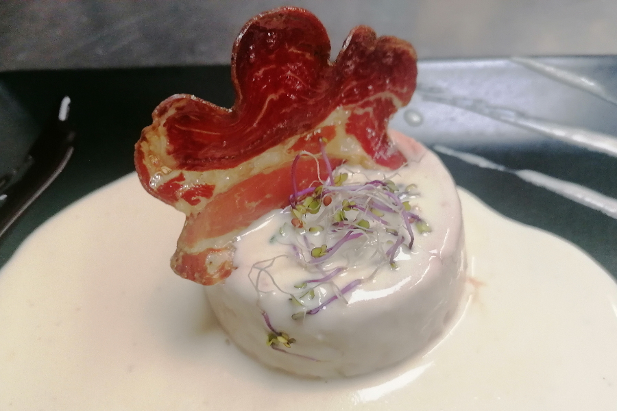 GATEAU DE FOIE DE VOLAILLE, CHIPS DE COPPA ET CREME DE TOPINAMBOURGS - ©PROPRIETAIRE