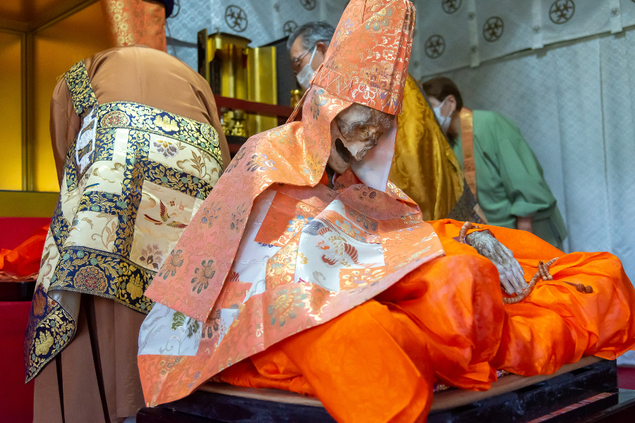 Sokushinbutsu de Shinnyokai Shonin (temple Dainichibo) - ©DEGAM Tsuruoka Tourism Bureau