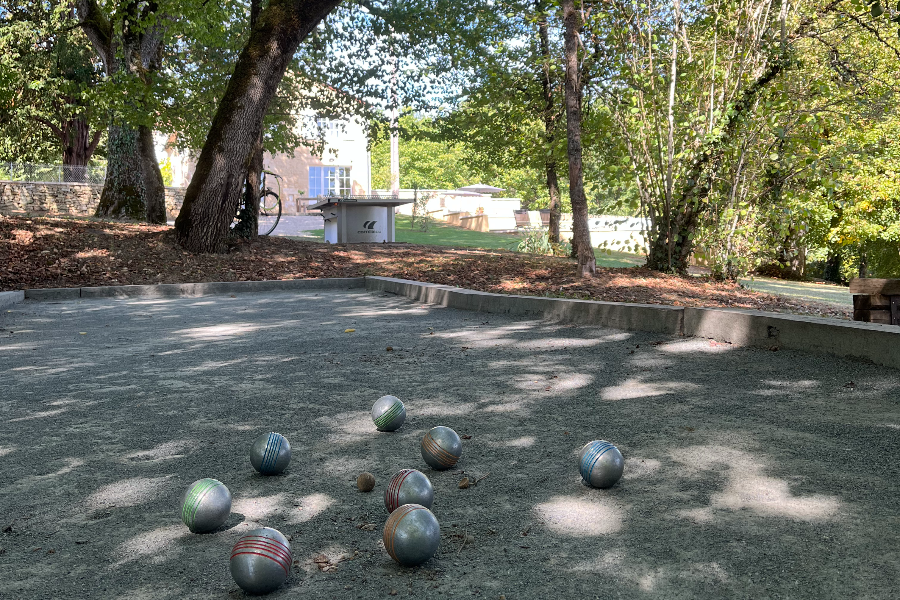 Terrain de pétanque et table de ping-pong - ©Delphine Roussarie