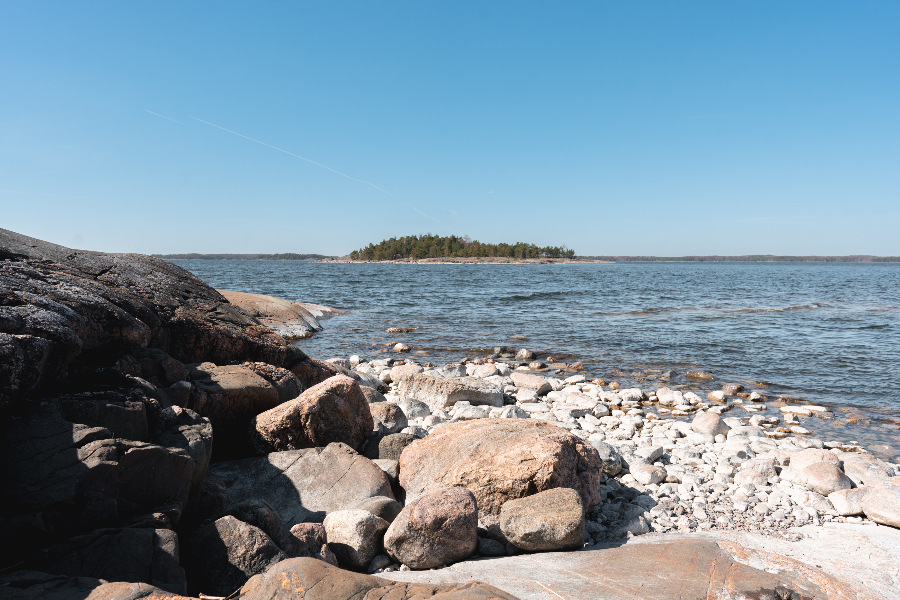 Plage rocheuse sur l'île de Linlo