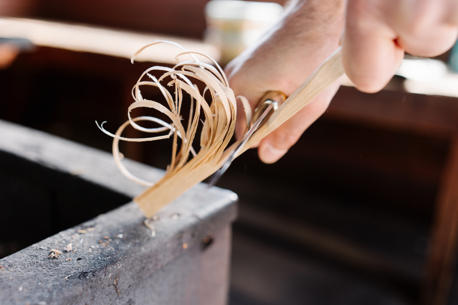 Apprentissage de petits trucs de survie en milieu sauvage, volutes de bois