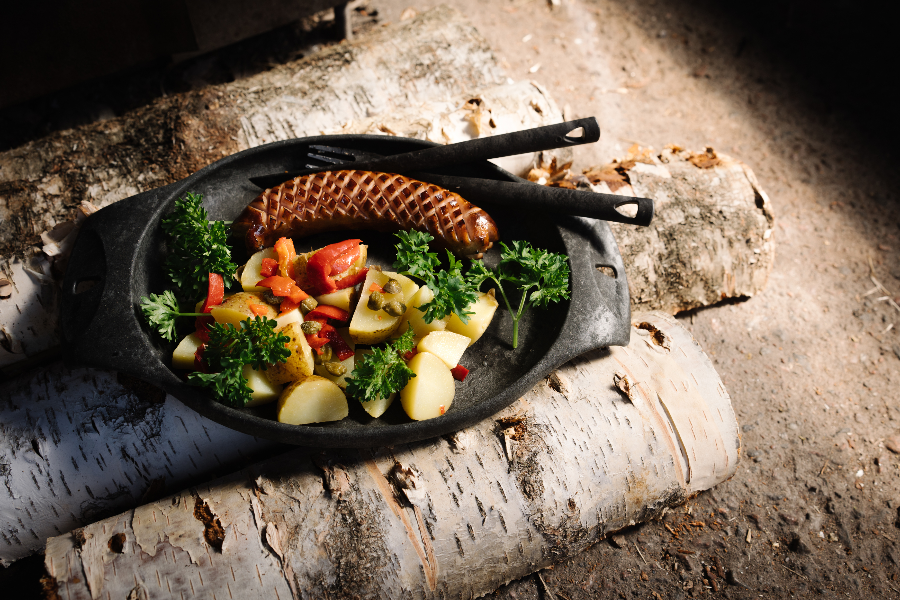 Picnic traditionel Finlandais au bord d'un feu