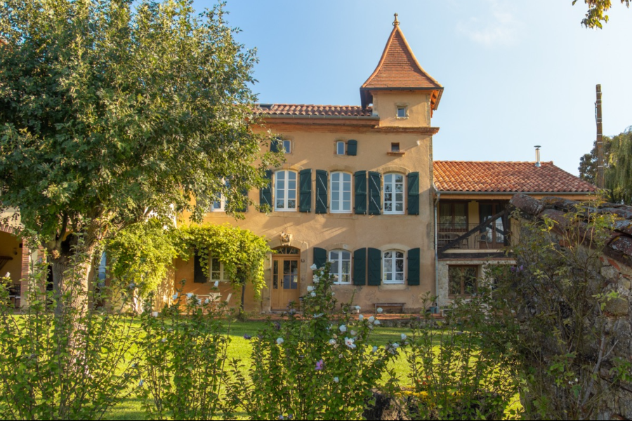 La maison avec pigeonnier - ©@cleliaj.photographe