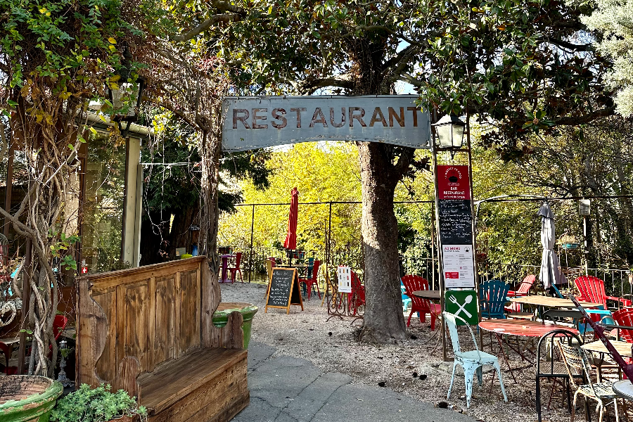 L'entrée de notre Terrasse en bord de Sorgue