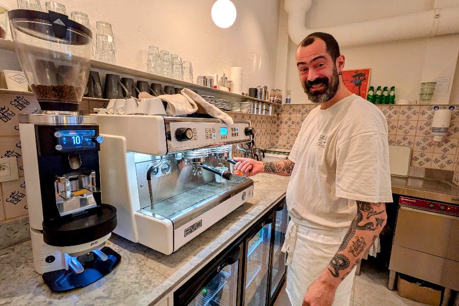 Notre espace dégustation est à vous, même pour un simple et délicieux café ! Et toujours avec le sourire !