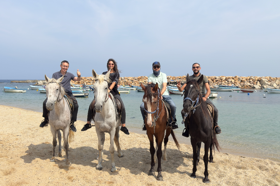 Chevauchée sur la plage - ©Karim HANNI - Racines et Trésors d'Algérie