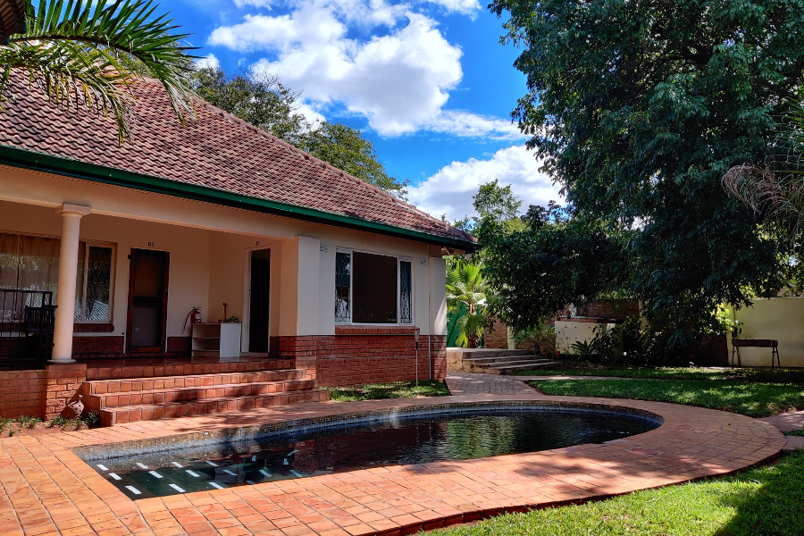 LIVINGSTONE LODGE