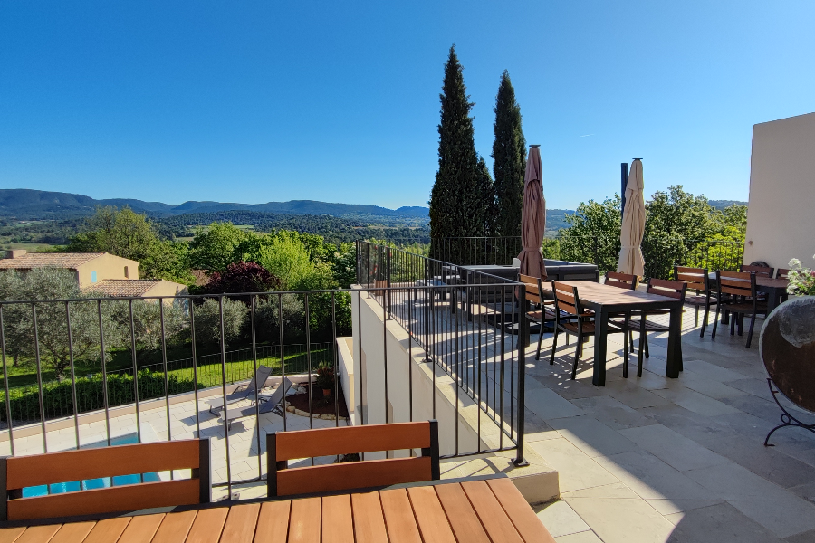 La terrasse vue sur le Luberon