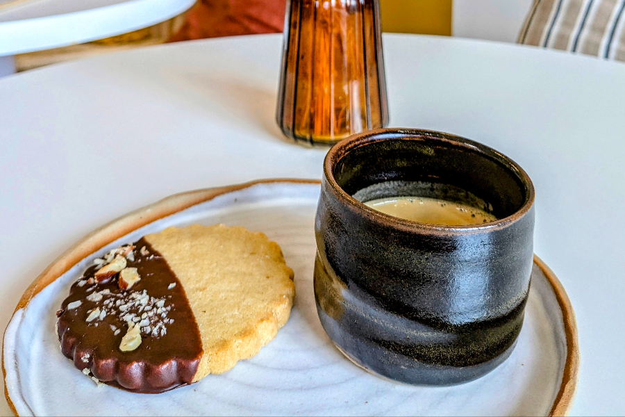 Expresso pur origine accompagné d'un sablé artisanal nappé chocolat & éclats de noisettes