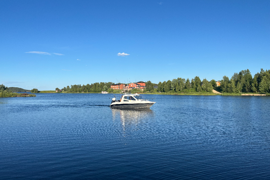 Private boat cruises & fishing tours on Lake Inari