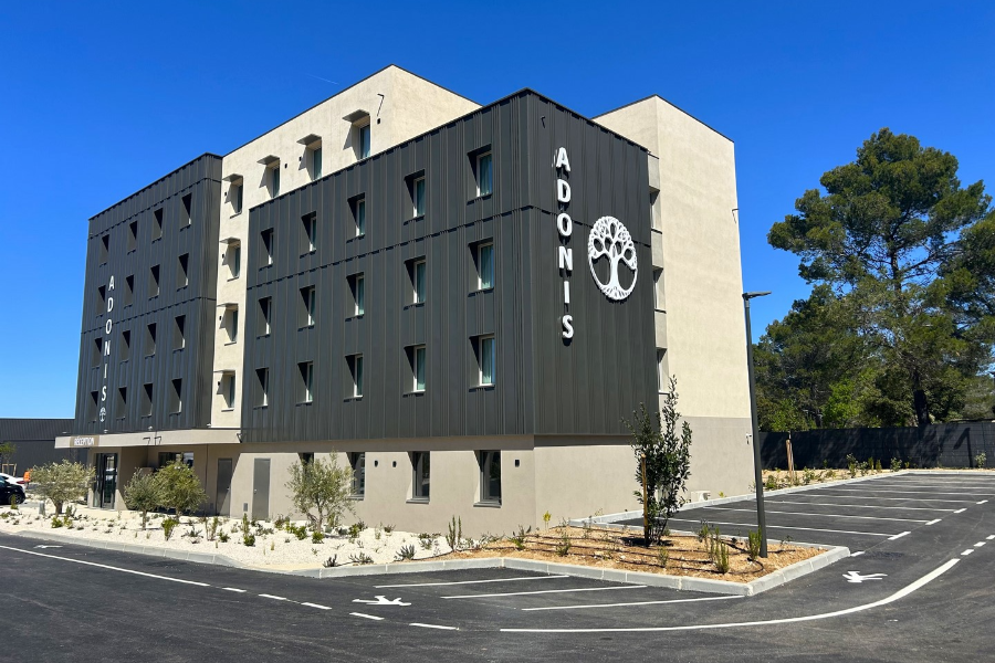 ADONIS LE CASTELLET