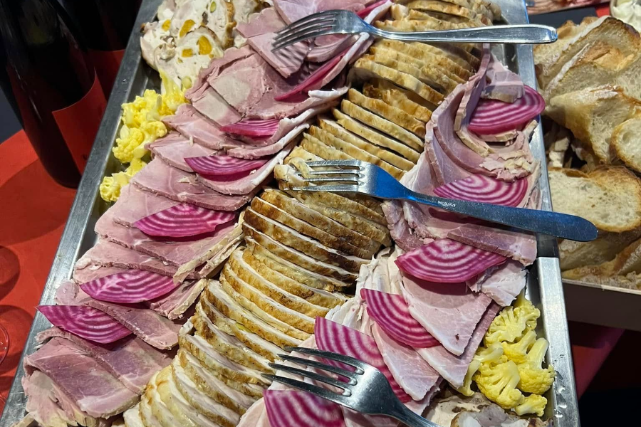 A TABLE !
