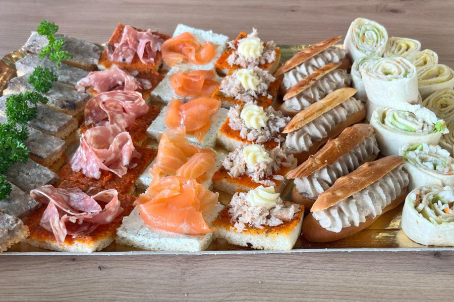 A TABLE !