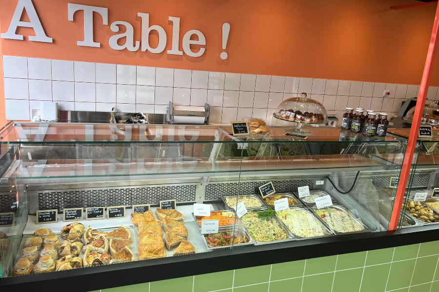 A TABLE !