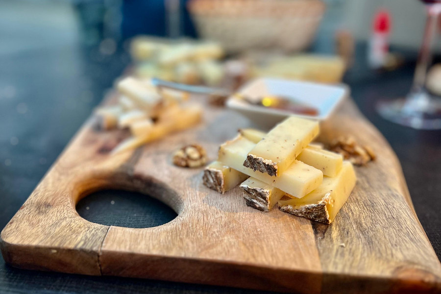 Planche de fromages Le Cavin Cave à Vins Bagnères de Bigorre