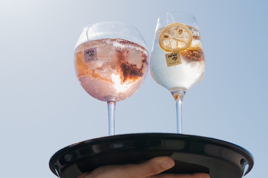 Cocktails Infuse Me servis sur un plateau