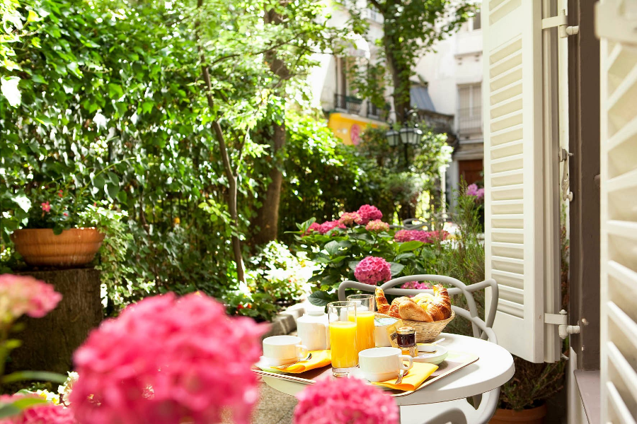 Le hameau de passy -petit déjeuner breakfast dans le jardin - ©Le hameau de passy