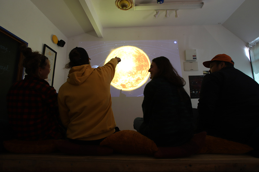Plongés dans un voyage à travers l'espace, ici sur Terre.