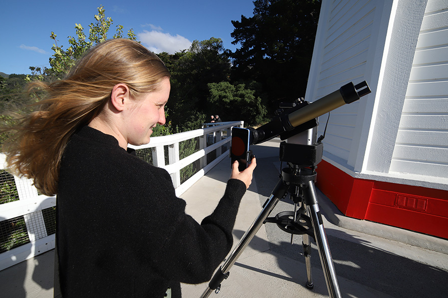 Observer le soleil de plus près avec un solarscope et un adaptateur smartphone ! Quelle incroyable façon d'explorer notre étoile.