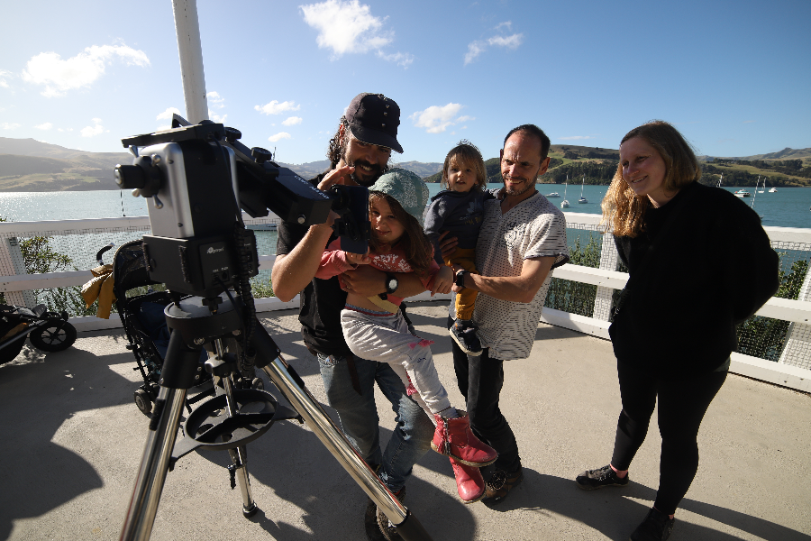 Observation du soleil en famille au phare d'Akaroa ! Quelle vue.