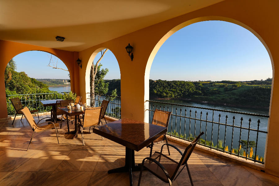 Bord du fleuve Paraná, frontière naturelle avec le Brésil en face