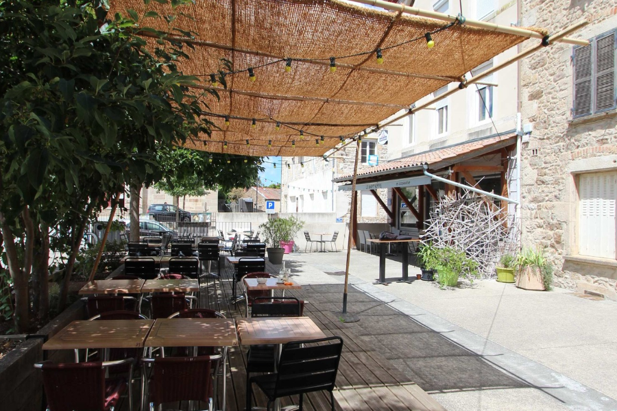 Terrasse ombragée en été place des croix à Pélussin