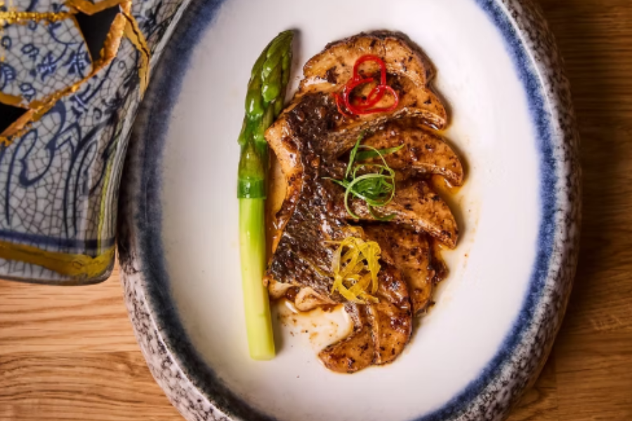 Bar de mer frais à la vapeur avec une sauce aux haricots noirs
