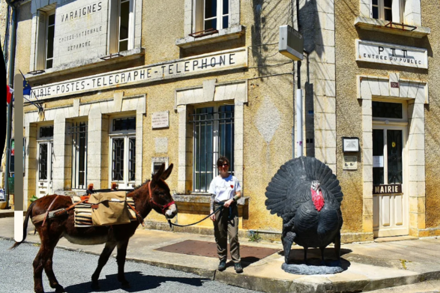 Rando avec Gringo à Varaignes, devant le fameux dindon.