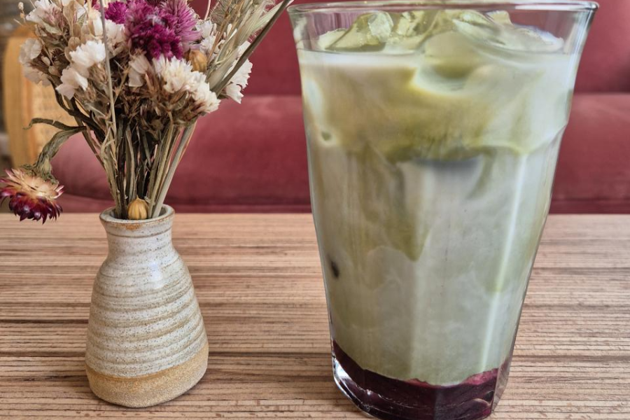 Iced raspberry Matcha Latte Coffee Shop Esperluette
