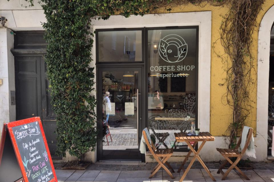 Façade Coffee Shop Esperluette