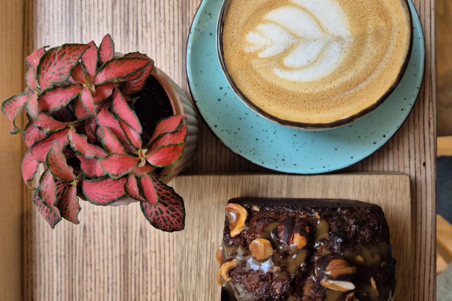 Latte et Banana Bread Coffee Shop Esperluette