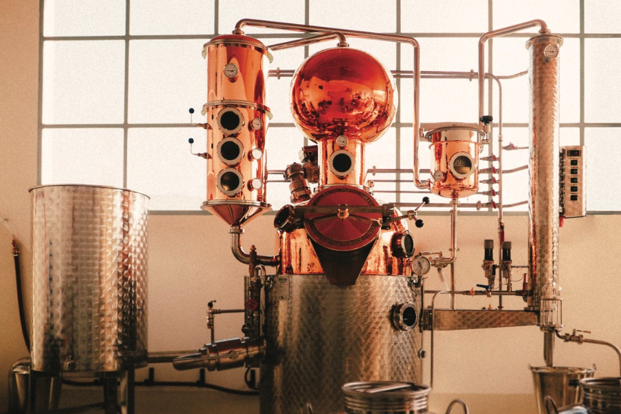 Alambic à colonne Müller en cuivre de la Distillerie Aprilis
